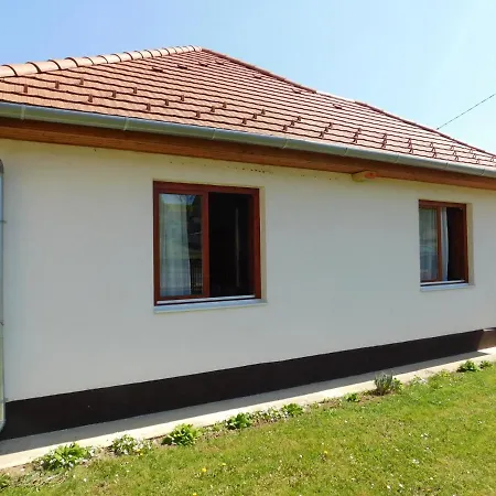 Guest house 8888 Apartmanhaz Lispeszentadorjan